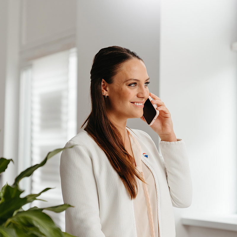 REMAX-makelaar aan de telefoon